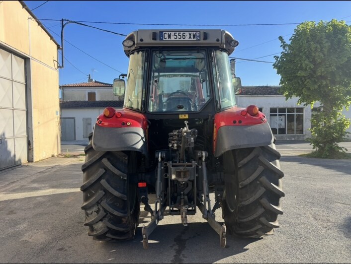 Vue arrière du Massey Ferguson 5609