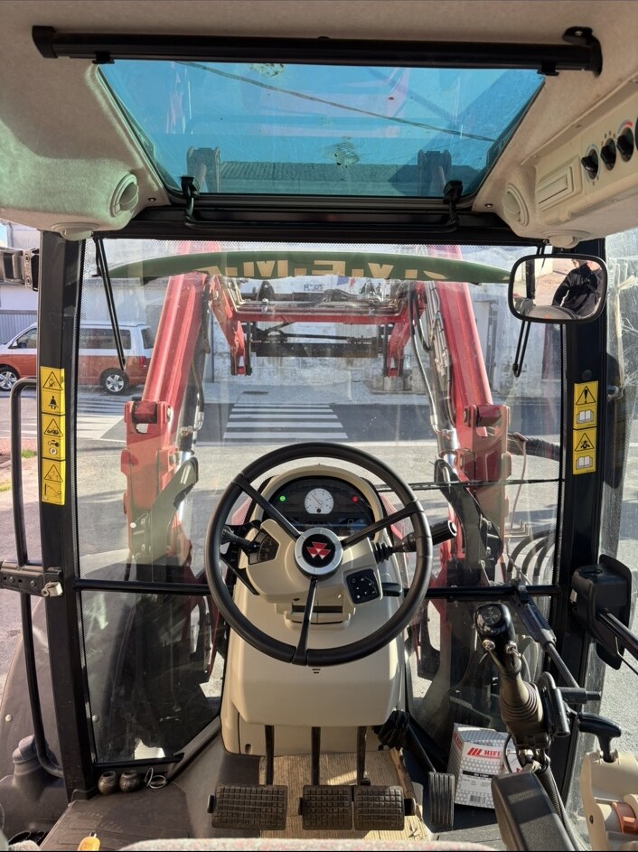 Intérieur de la cabine du Massey Ferguson 5609