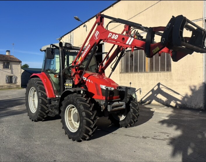 Vue avant du Massey Ferguson 5609 avec godet Faucheux