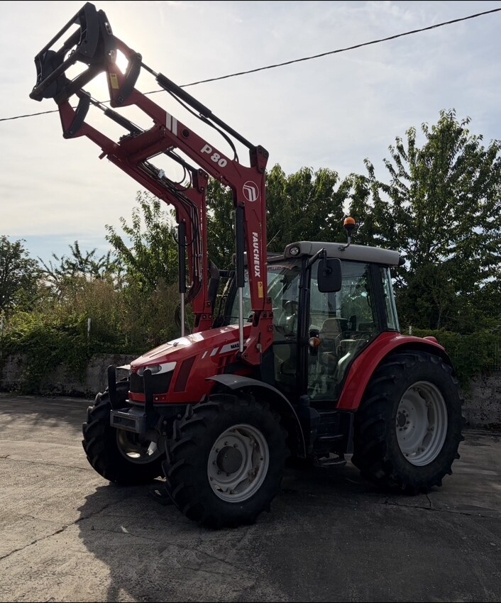 Vue de profil du Massey Ferguson 5609 et de son chargeur Faucheux P80
